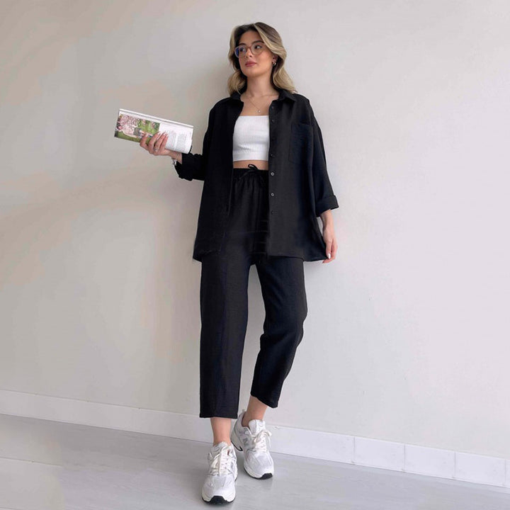 Damer avslappnad loungewear-kombination med lätt lin skjorta och elastiska byxor Mirla-Eva Jonsson