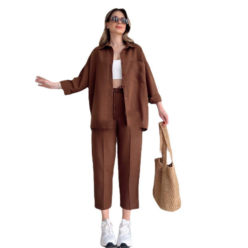 Damer avslappnad loungewear-kombination med lätt lin skjorta och elastiska byxor Mirla-Eva Jonsson