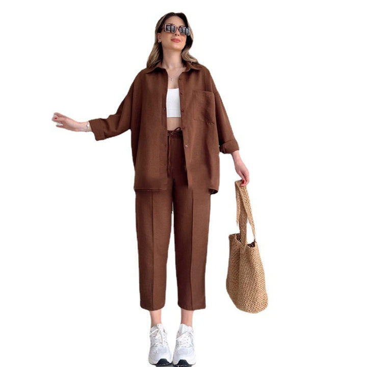 Damer avslappnad loungewear-kombination med lätt lin skjorta och elastiska byxor Mirla-Eva Jonsson