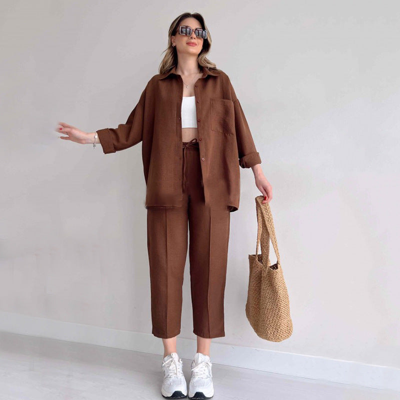 Damer avslappnad loungewear-kombination med lätt lin skjorta och elastiska byxor Mirla-Eva Jonsson