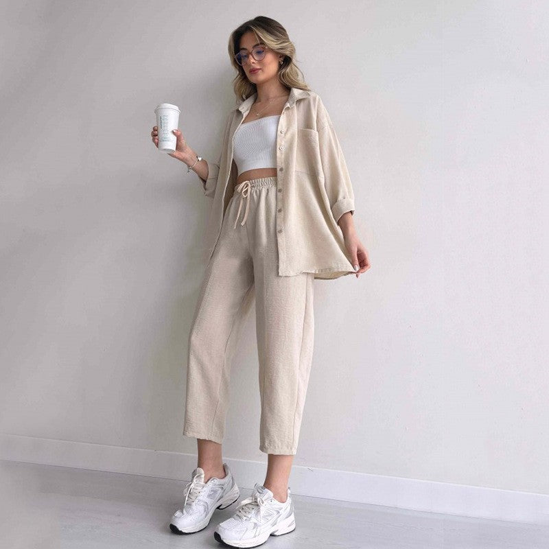 Damer avslappnad loungewear-kombination med lätt lin skjorta och elastiska byxor Mirla-Eva Jonsson