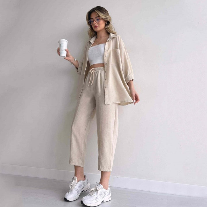 Damer avslappnad loungewear-kombination med lätt lin skjorta och elastiska byxor Mirla-Eva Jonsson