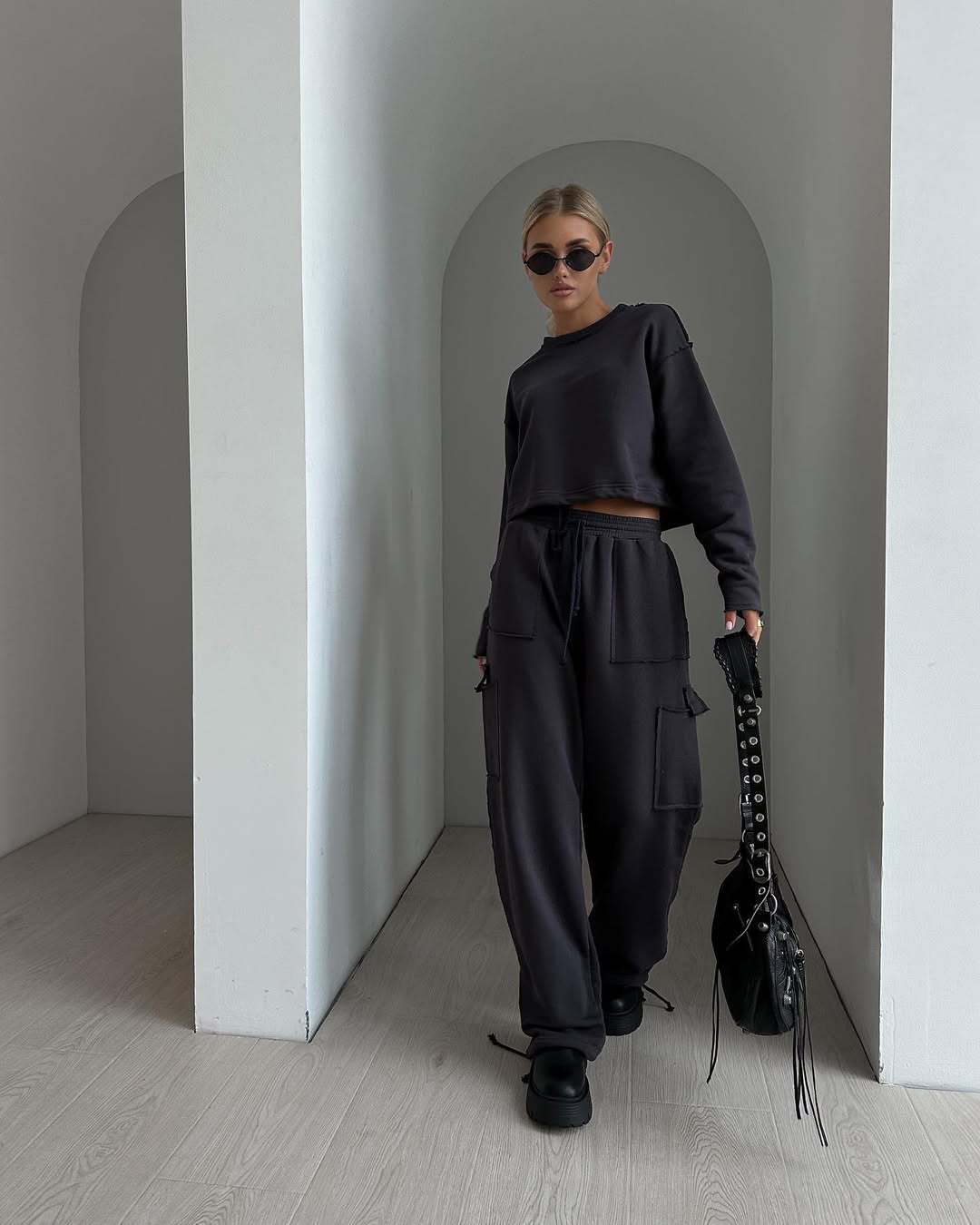 Damer avslappnad och moderiktig cropped sweatshirt med dragsko Eva Jonsson-Eva Jonsson