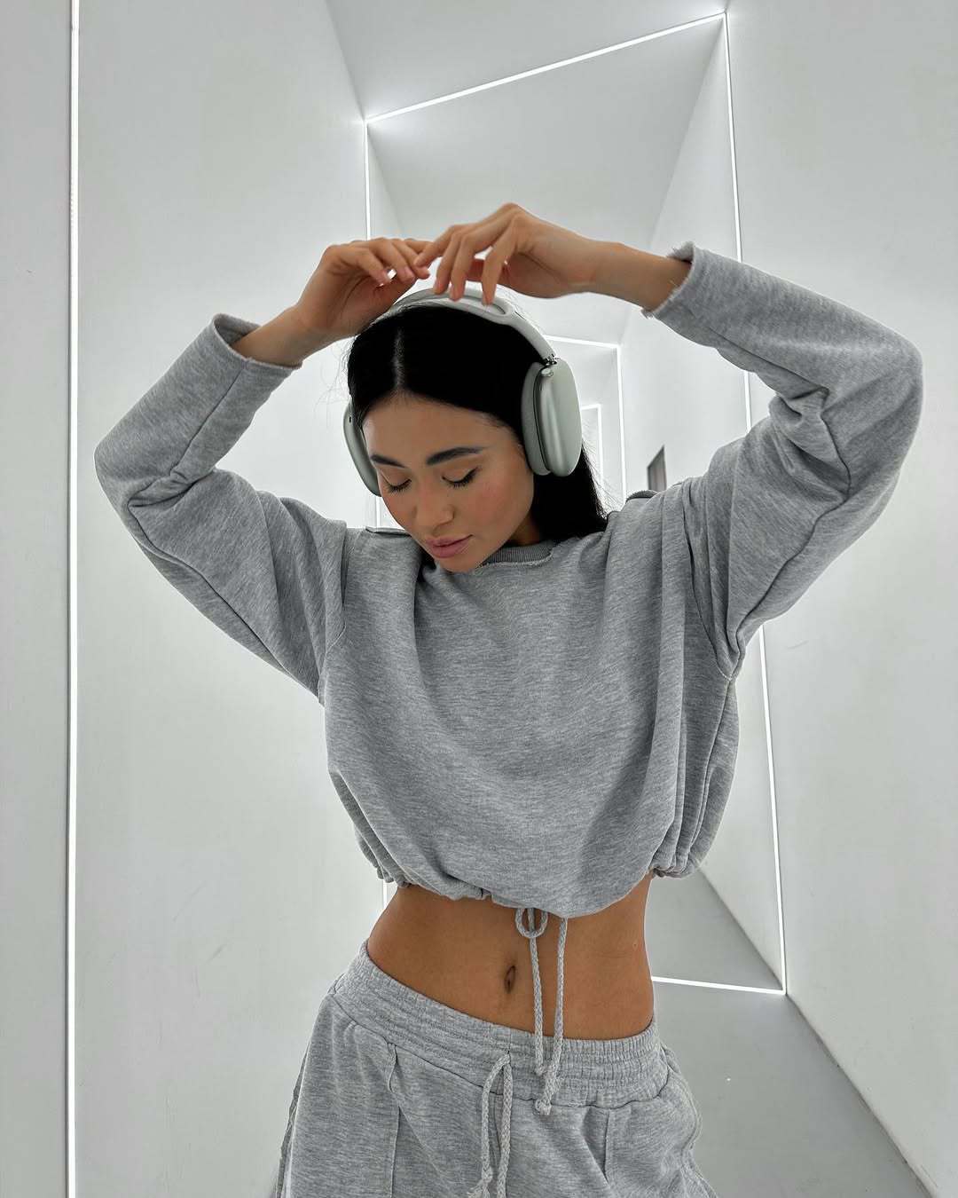 Damer avslappnad och moderiktig cropped sweatshirt med dragsko Eva Jonsson-Eva Jonsson