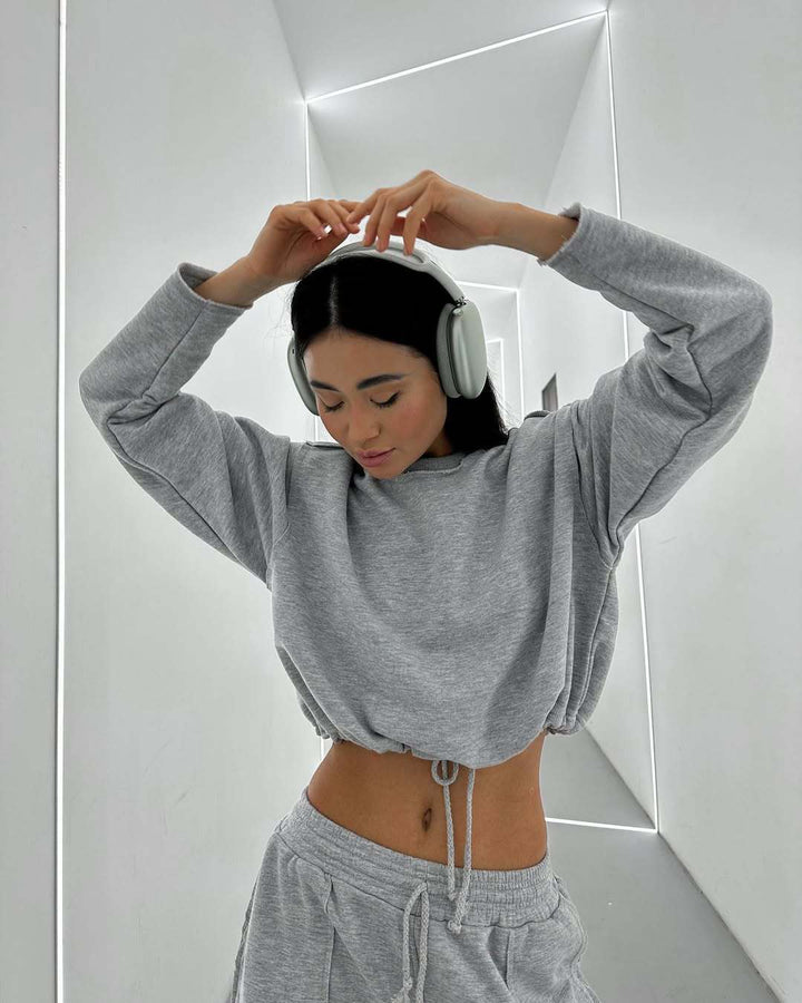 Damer avslappnad och moderiktig cropped sweatshirt med dragsko Eva Jonsson-Eva Jonsson