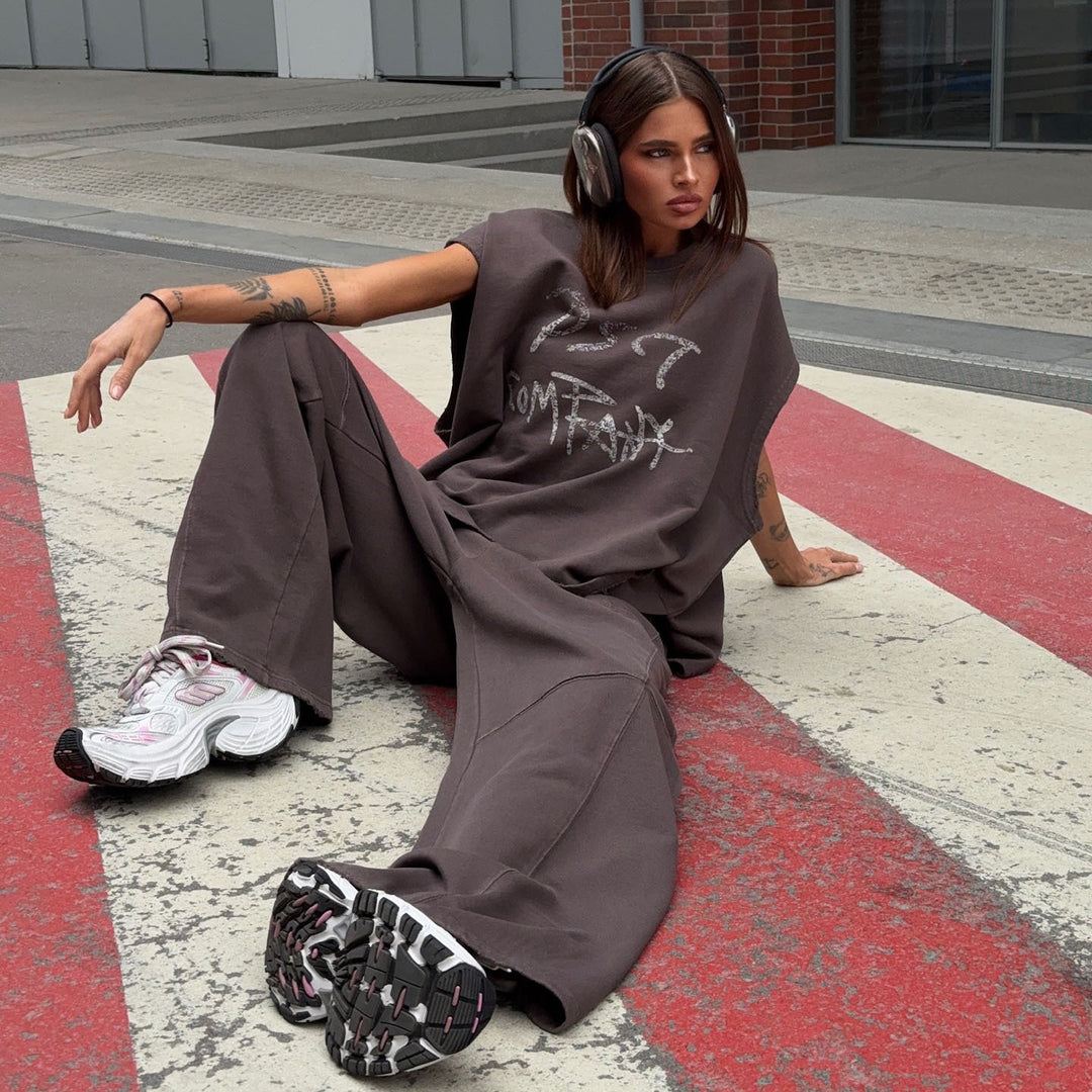 Damer avslappnad oversized T-shirt med iögonfallande grafiktryck och bekväma sweatpants Mirla-Eva Jonsson
