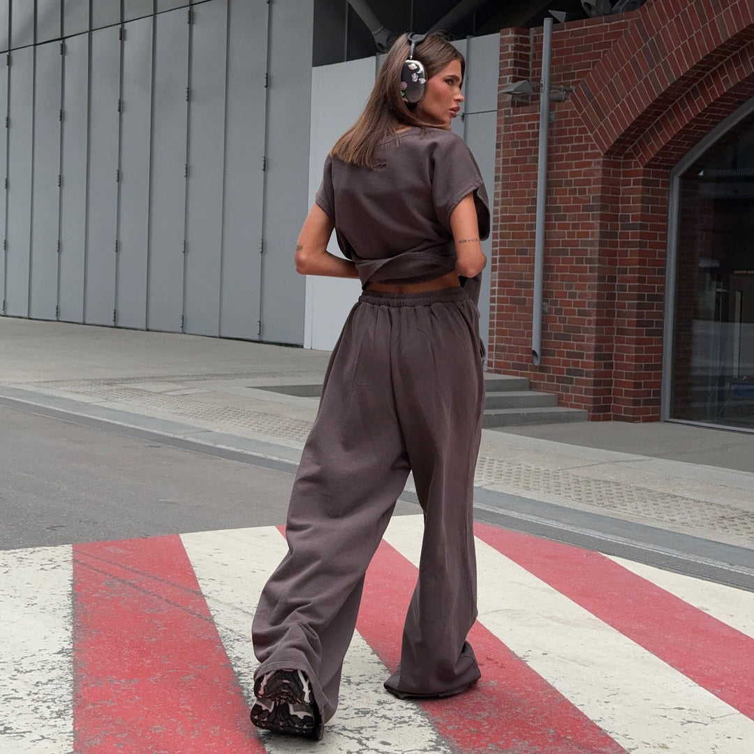 Damer avslappnad oversized T-shirt med iögonfallande grafiktryck och bekväma sweatpants Mirla-Eva Jonsson