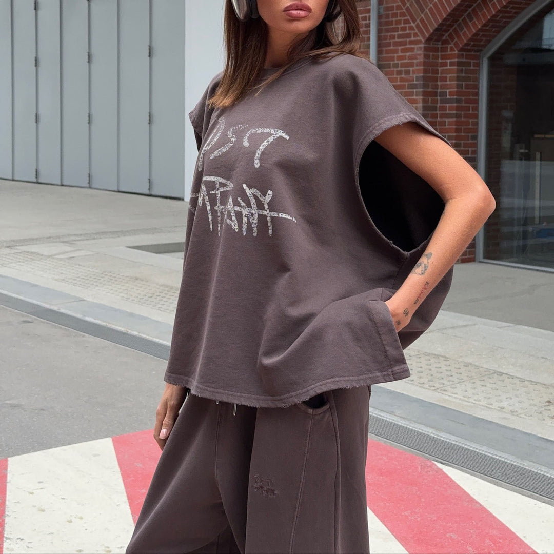 Damer avslappnad oversized T-shirt med iögonfallande grafiktryck och bekväma sweatpants Mirla-Eva Jonsson