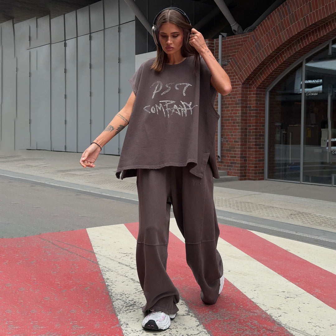 Damer avslappnad oversized T-shirt med iögonfallande grafiktryck och bekväma sweatpants Mirla-Eva Jonsson