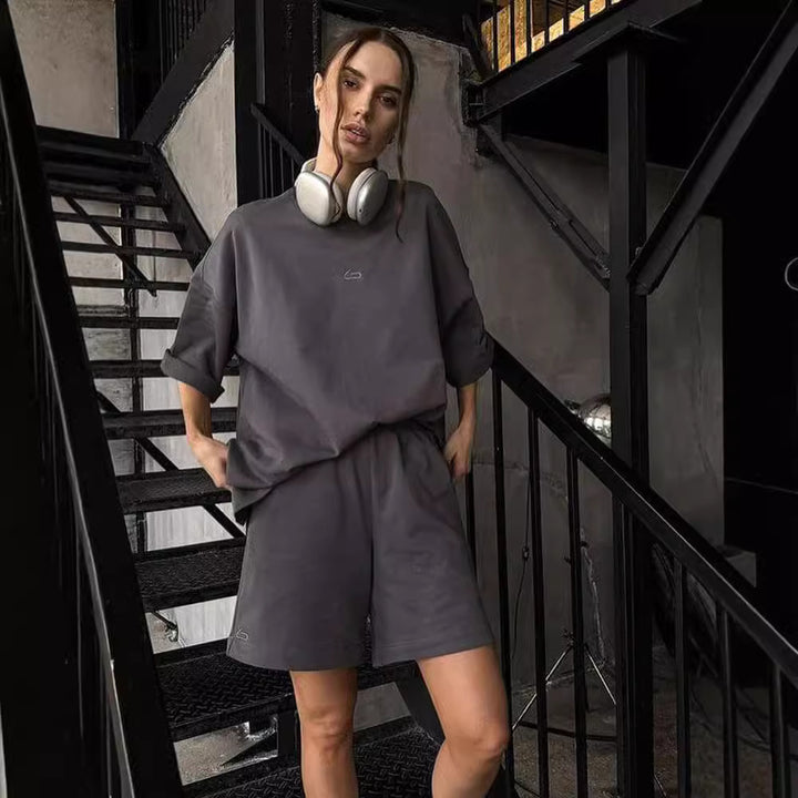 Damer avslappnad oversized fritidsset med kort ärm och bekväma byxor Mirla-Eva Jonsson