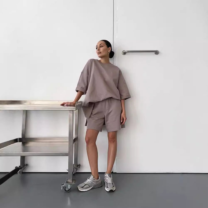 Damer avslappnad oversized fritidsset med kort ärm och bekväma byxor Mirla-Eva Jonsson