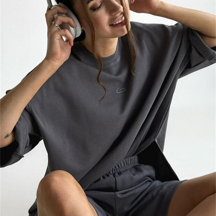 Damer avslappnad oversized fritidsset med kort ärm och bekväma byxor Mirla-Eva Jonsson