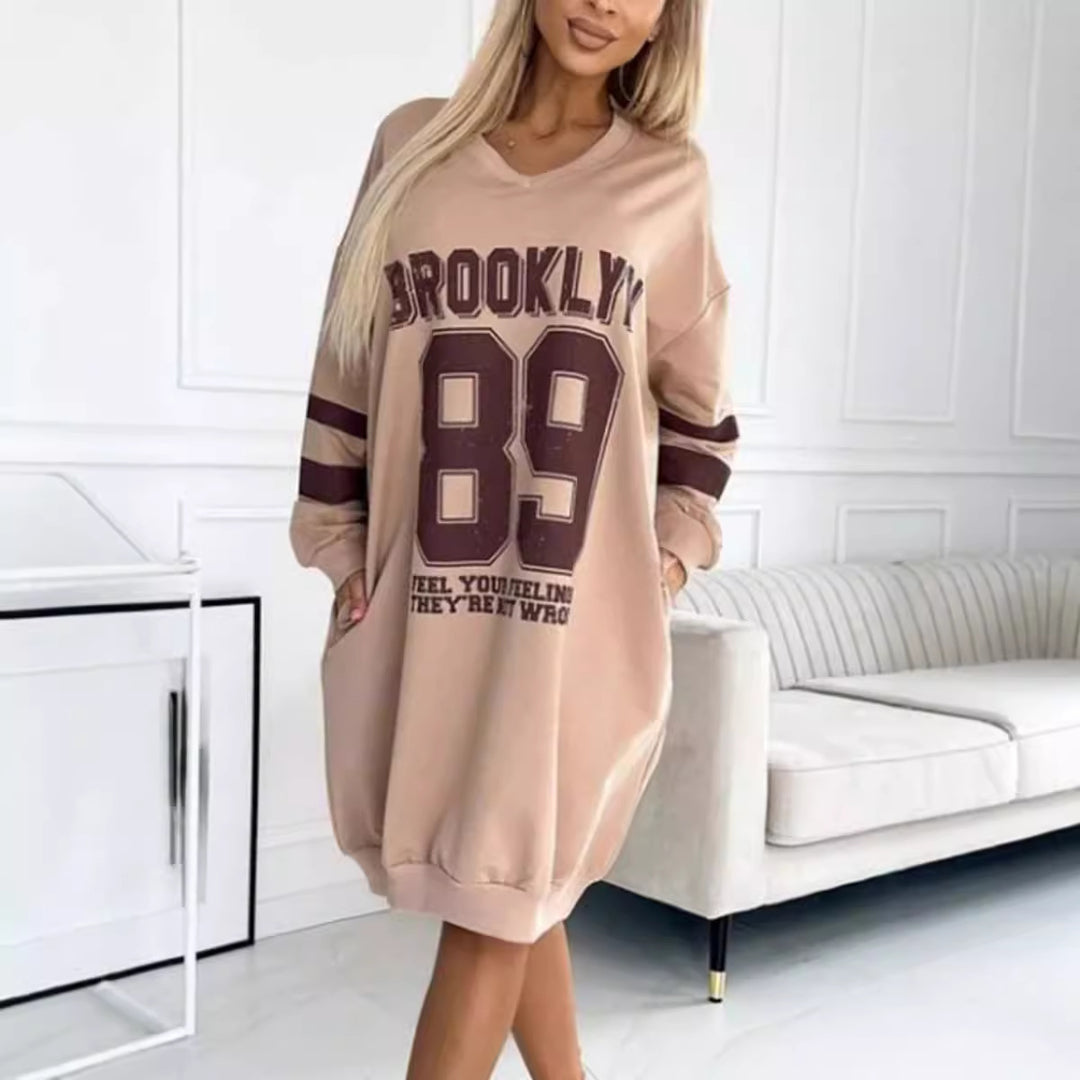 Damer avslappnad oversized sportklänning med V-ringning och kontrasterande ärmar Mirla-Eva Jonsson