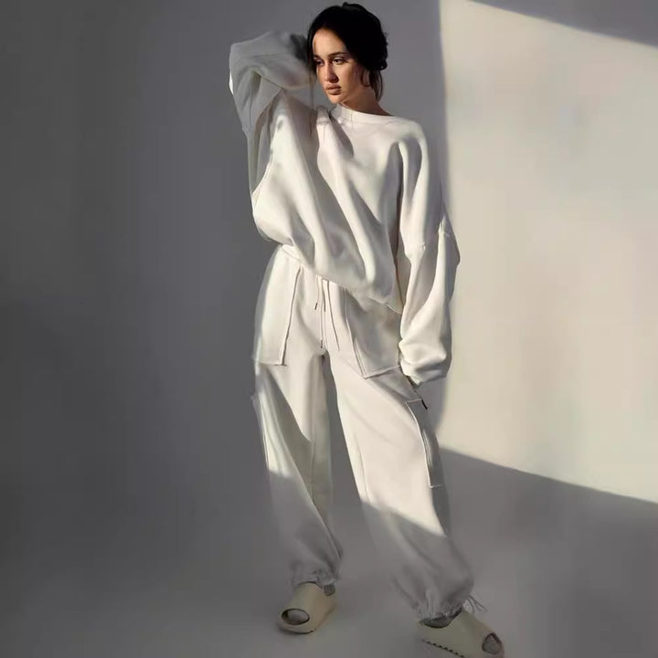 Damer avslappnad oversized sweatshirt med hög krage och bekväma cargo byxor Mirla-Eva Jonsson