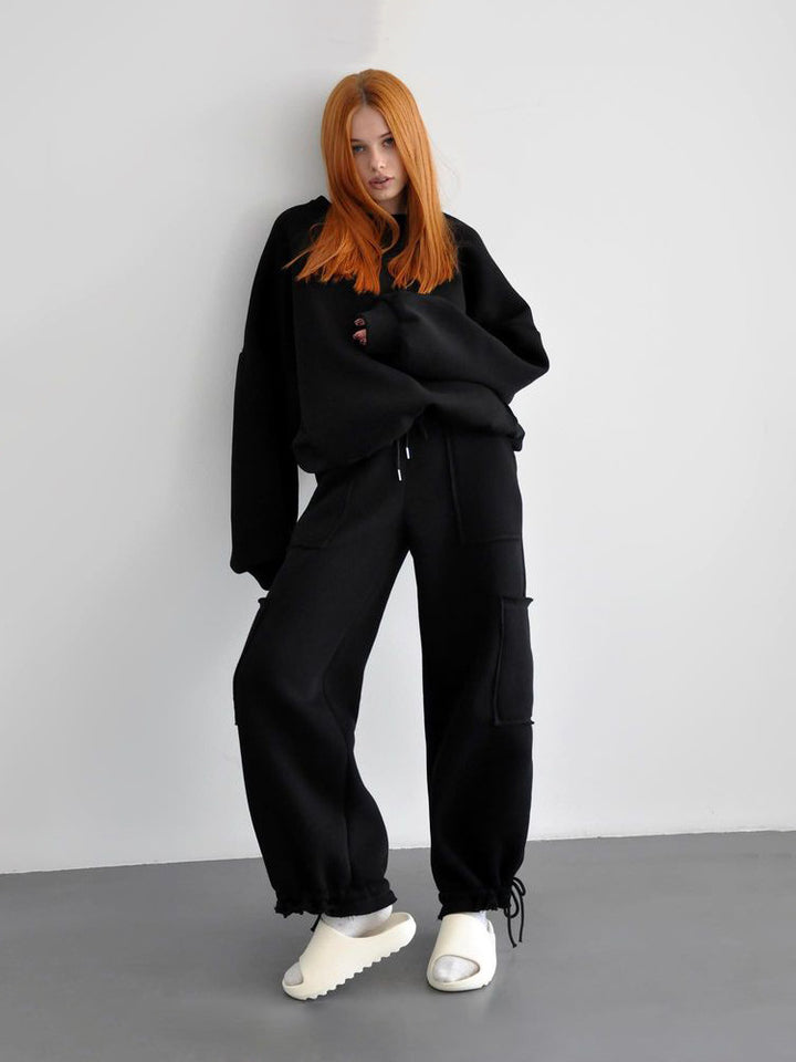 Damer avslappnad oversized sweatshirt med hög krage och bekväma cargo byxor Mirla-Eva Jonsson