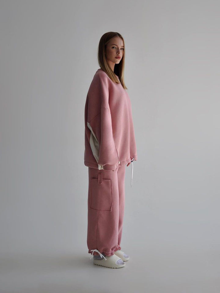 Damer avslappnad oversized sweatshirt med hög krage och bekväma cargo byxor Mirla-Eva Jonsson