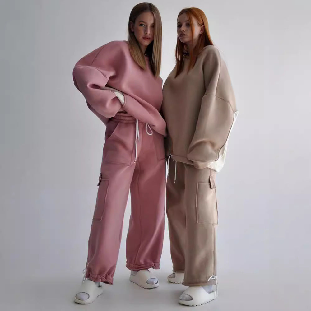 Damer avslappnad oversized sweatshirt med hög krage och bekväma cargo byxor Mirla-Eva Jonsson