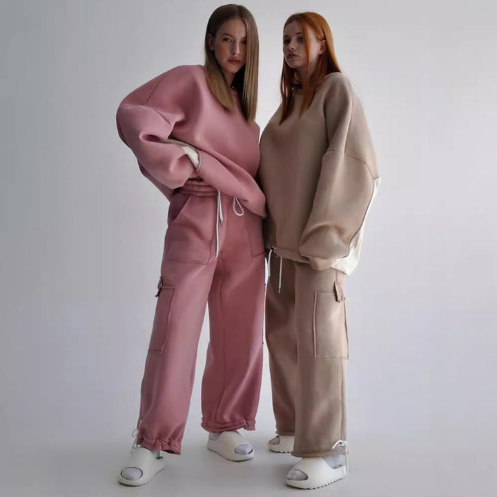 Damer avslappnad oversized sweatshirt med hög krage och bekväma cargo byxor Mirla-Eva Jonsson