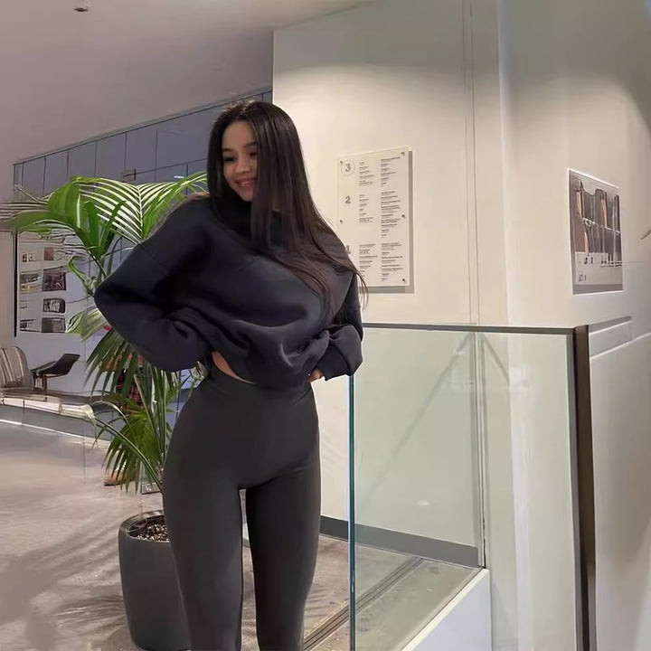Damer avslappnad oversized sweatshirt med hög krage och elastiska leggings Mirla-Eva Jonsson