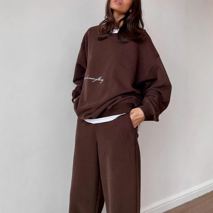 Damer avslappnad oversized sweatshirt och bekväma joggingsbyxor Eva Jonsson-Eva Jonsson