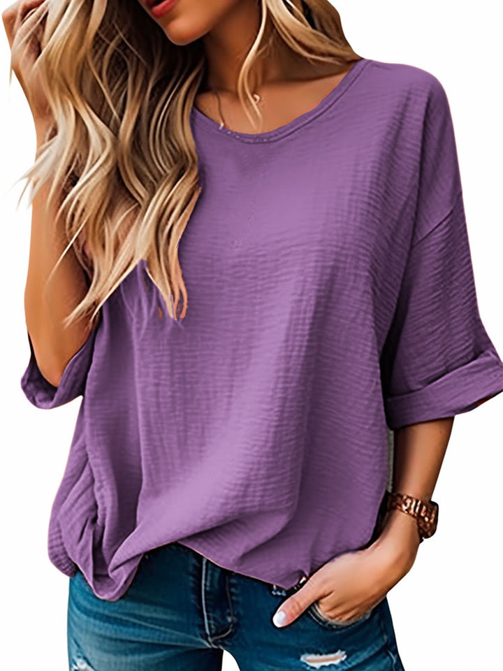 Damer avslappnad oversized t-shirt med djup u-ringning och uppvikt ärmar Mirla-Eva Jonsson