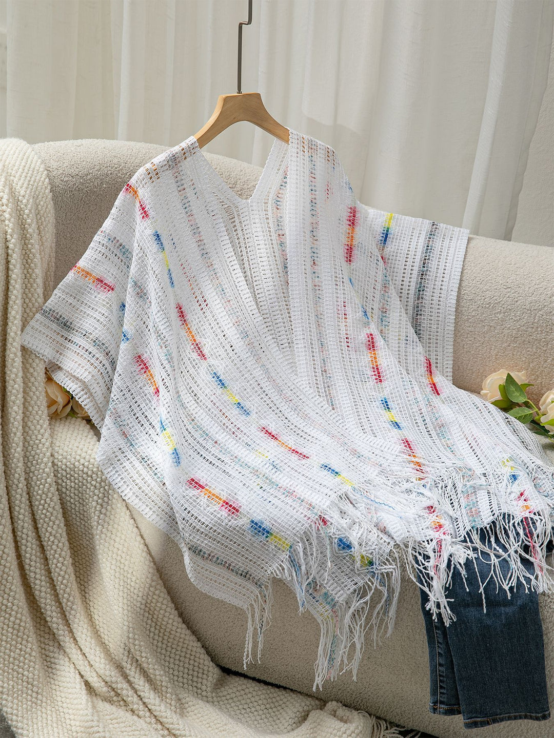 Damer avslappnad poncho med fransiga detaljer och färgglad mönstring Mirla-Eva Jonsson