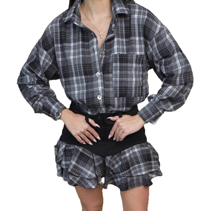 Damer avslappnad rutig blus med voluminösa ruffle shorts Mirla-Eva Jonsson