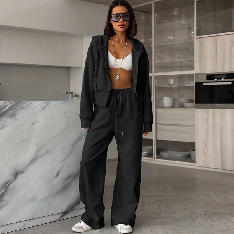 Damer avslappnad set av cropped hoodie och lösa joggingsbyxor Mirla-Eva Jonsson