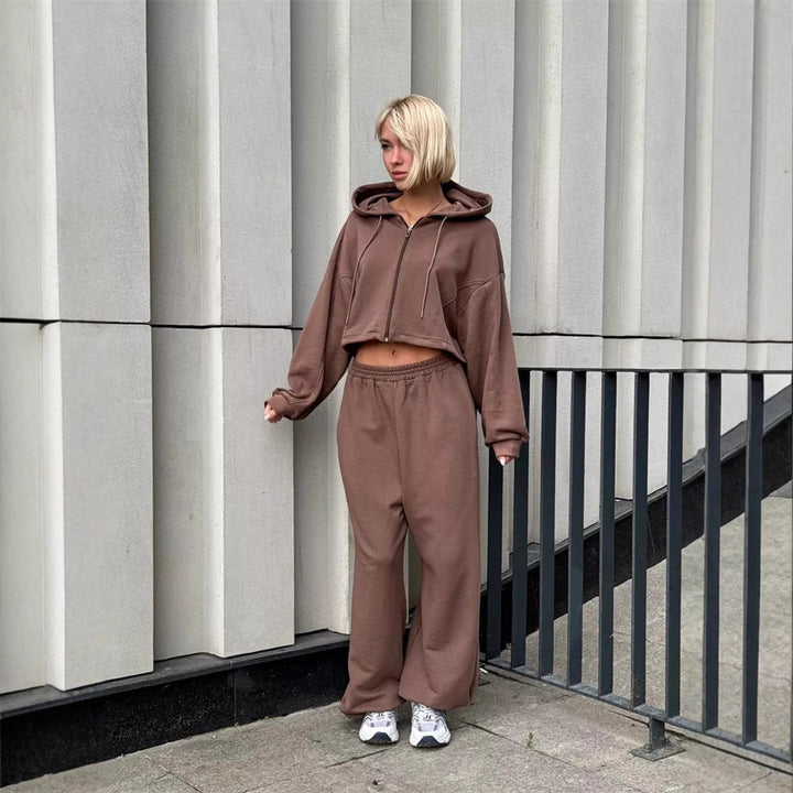 Damer avslappnad set av cropped hoodie och vida joggbukser Eva Jonsson-Eva Jonsson