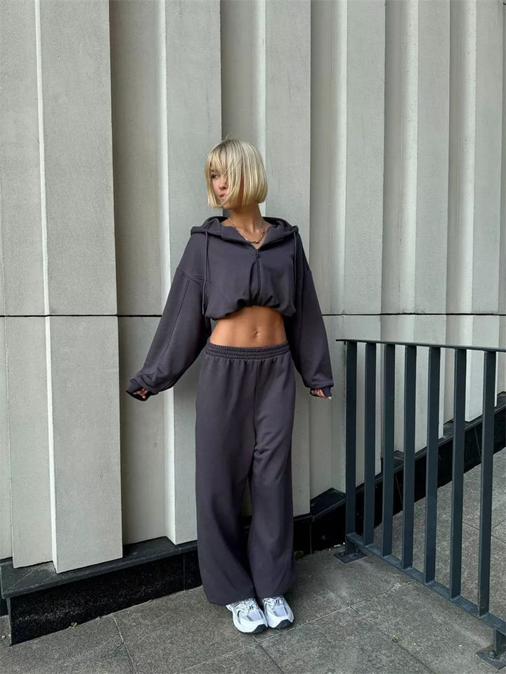 Damer avslappnad set av cropped hoodie och vida joggbukser Eva Jonsson-Eva Jonsson