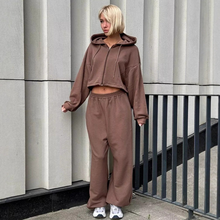Damer avslappnad set av cropped hoodie och vida joggbukser Eva Jonsson-Eva Jonsson