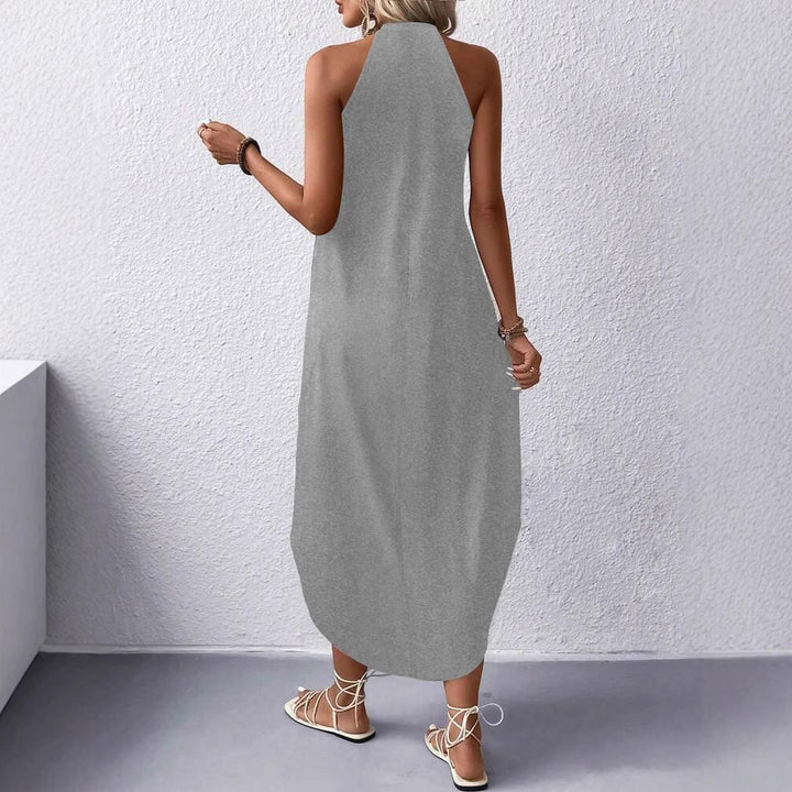 Damer avslappnad sommarmaxi klänning med elegant halterneck och praktiska fickor Mirla-Eva Jonsson