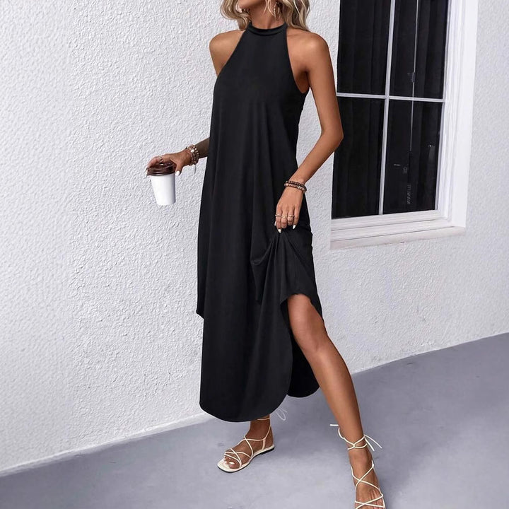 Damer avslappnad sommarmaxi klänning med elegant halterneck och praktiska fickor Mirla-Eva Jonsson