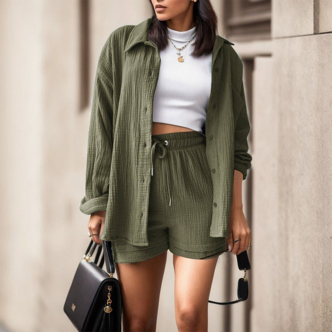 Damer avslappnad sommaroutfit bestående av kortärmad blus och bekväma shorts Eva Jonsson-Eva Jonsson