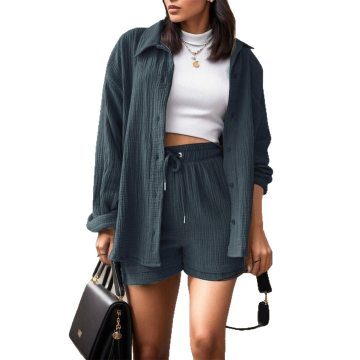 Damer avslappnad sommaroutfit bestående av kortärmad blus och bekväma shorts Eva Jonsson-Eva Jonsson