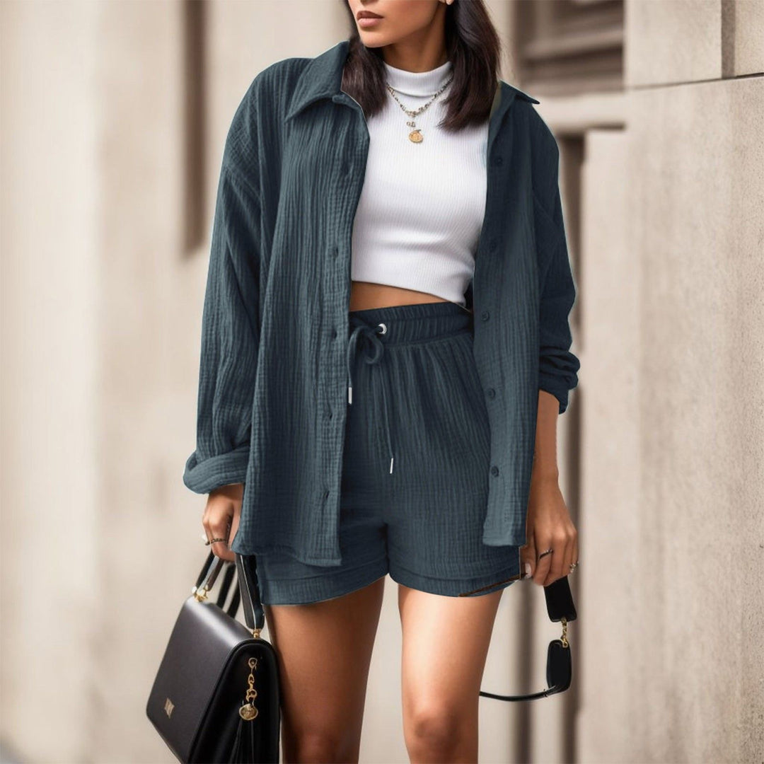 Damer avslappnad sommaroutfit bestående av kortärmad blus och bekväma shorts Eva Jonsson-Eva Jonsson