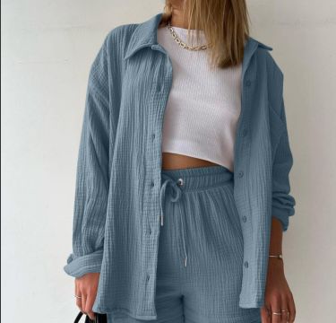 Damer avslappnad sommaroutfit bestående av kortärmad blus och bekväma shorts Eva Jonsson-Eva Jonsson