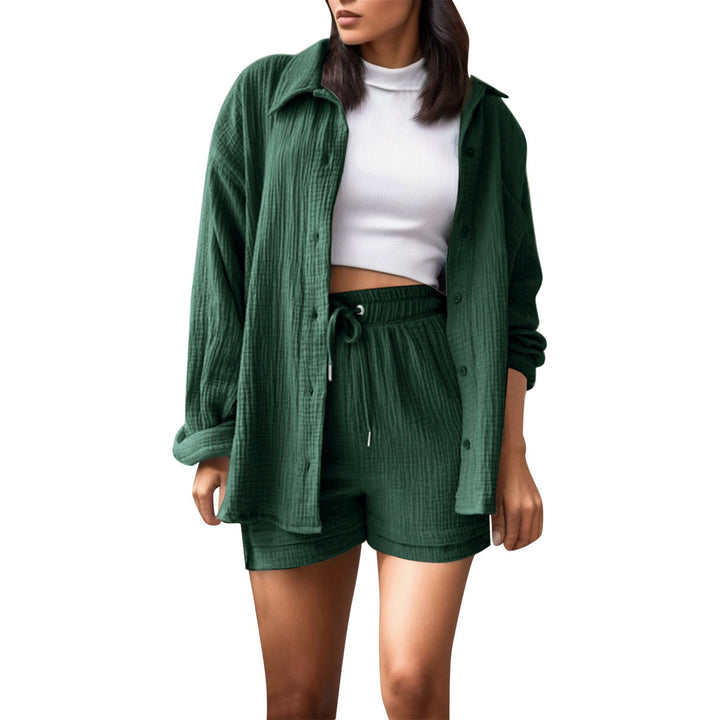 Damer avslappnad sommaroutfit bestående av kortärmad blus och bekväma shorts Eva Jonsson-Eva Jonsson