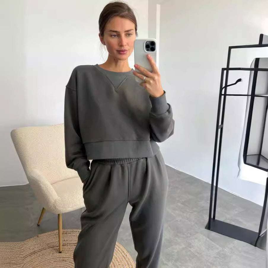 Damer avslappnad sportdräkt med cropped sweatshirt och bekväma joggingbyxor Eva Jonsson-Eva Jonsson