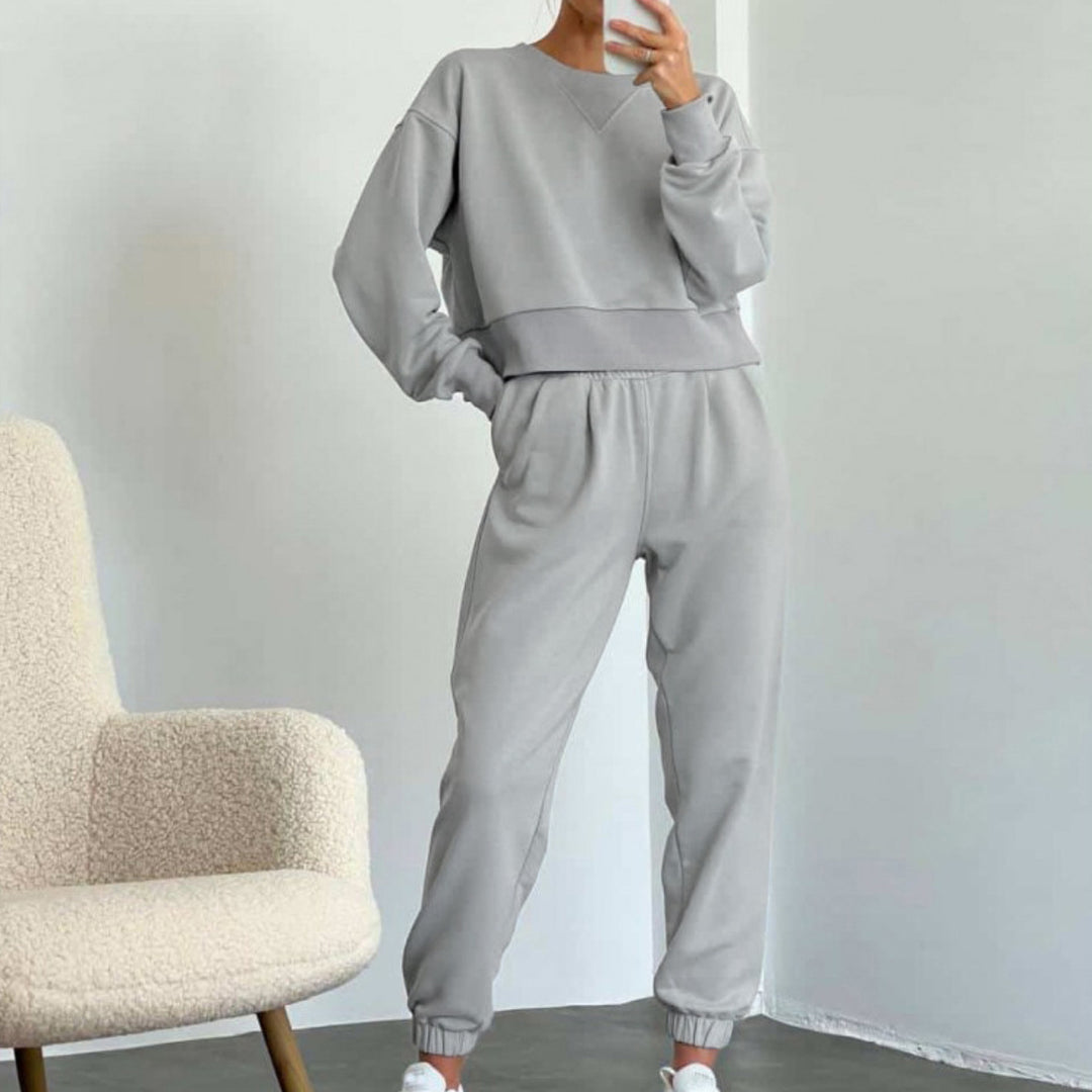 Damer avslappnad sportdräkt med cropped sweatshirt och bekväma joggingbyxor Eva Jonsson-Eva Jonsson