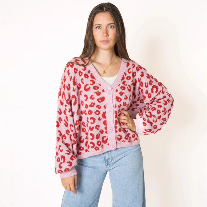 Damer avslappnad stickad cardigan med elegant leopardmönster Mirla-Eva Jonsson
