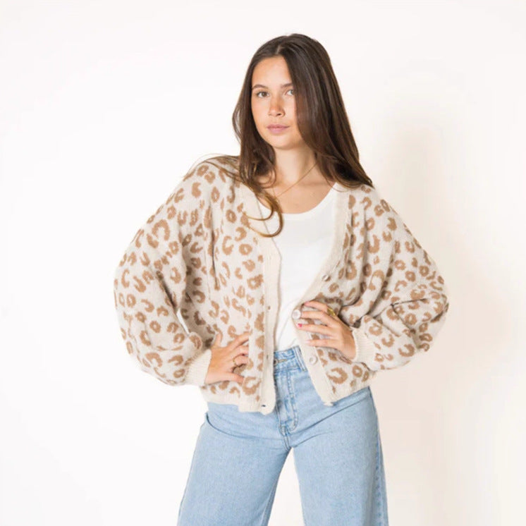 Damer avslappnad stickad cardigan med elegant leopardmönster Mirla-Eva Jonsson