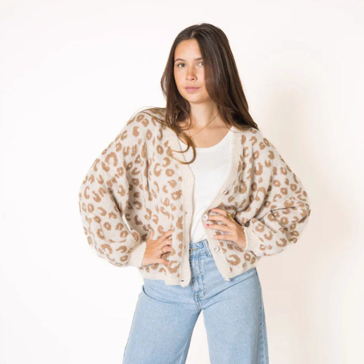 Damer avslappnad stickad cardigan med elegant leopardmönster Mirla-Eva Jonsson