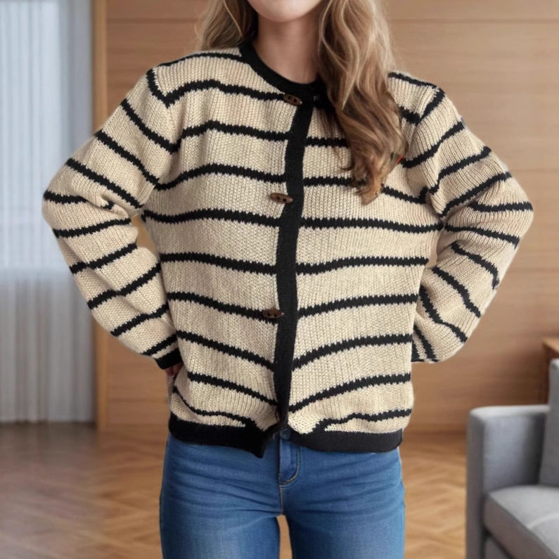 Damer avslappnad stickad cardigan med eleganta träknappdetaljer och stiligt randigt mönster Mirla-Eva Jonsson