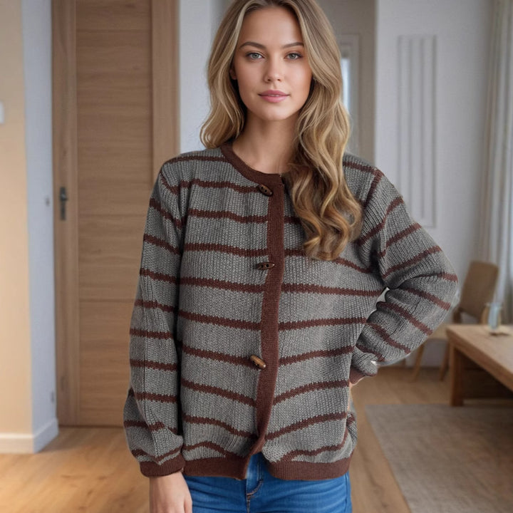 Damer avslappnad stickad cardigan med eleganta träknappdetaljer och stiligt randigt mönster Mirla-Eva Jonsson