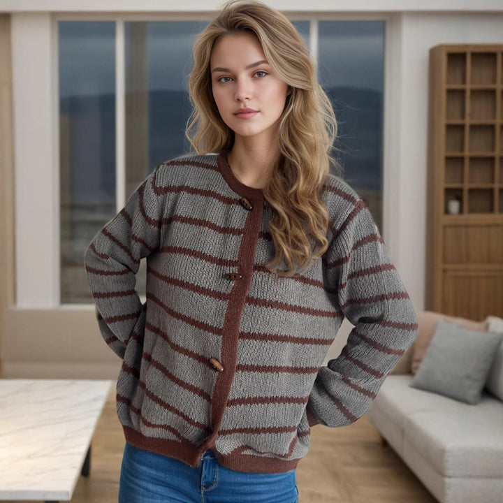 Damer avslappnad stickad cardigan med eleganta träknappdetaljer och stiligt randigt mönster Mirla-Eva Jonsson