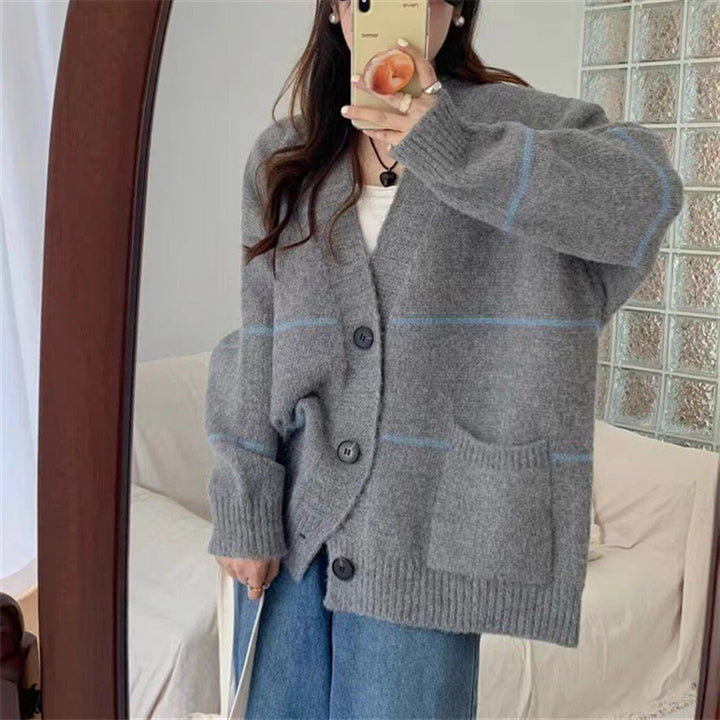 Damer avslappnad stickad cardigan med praktiska fickor och eleganta knapppdetaljer Mirla-Eva Jonsson