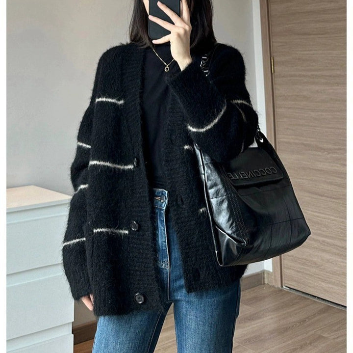Damer avslappnad stickad cardigan med praktiska fickor och eleganta knapppdetaljer Mirla-Eva Jonsson