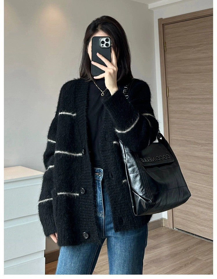 Damer avslappnad stickad cardigan med praktiska fickor och eleganta knapppdetaljer Mirla-Eva Jonsson