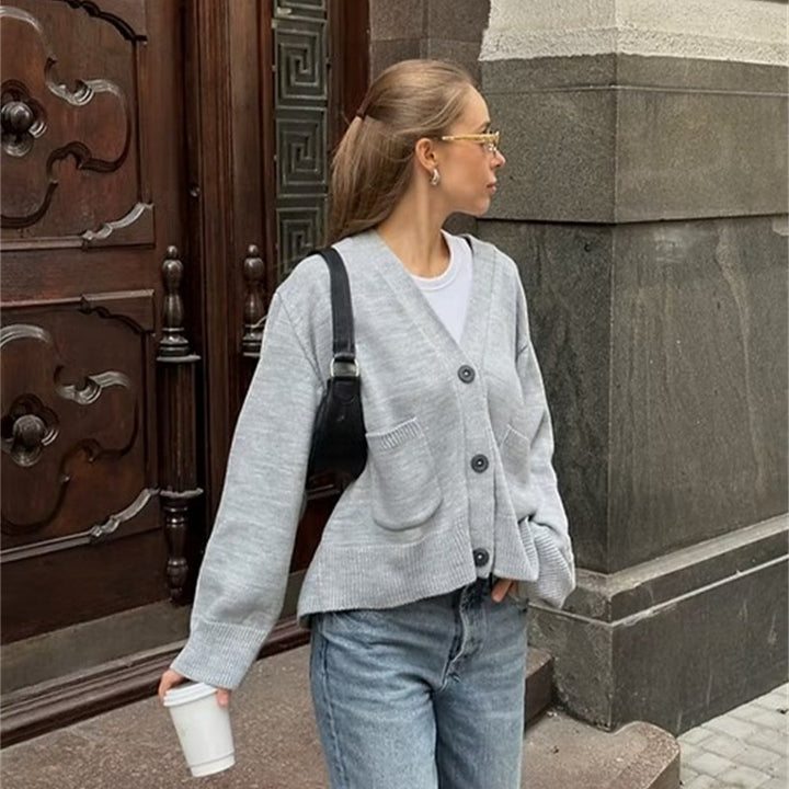 Damer avslappnad stickad cardigan med stora fickor och knäppning Mirla-Eva Jonsson